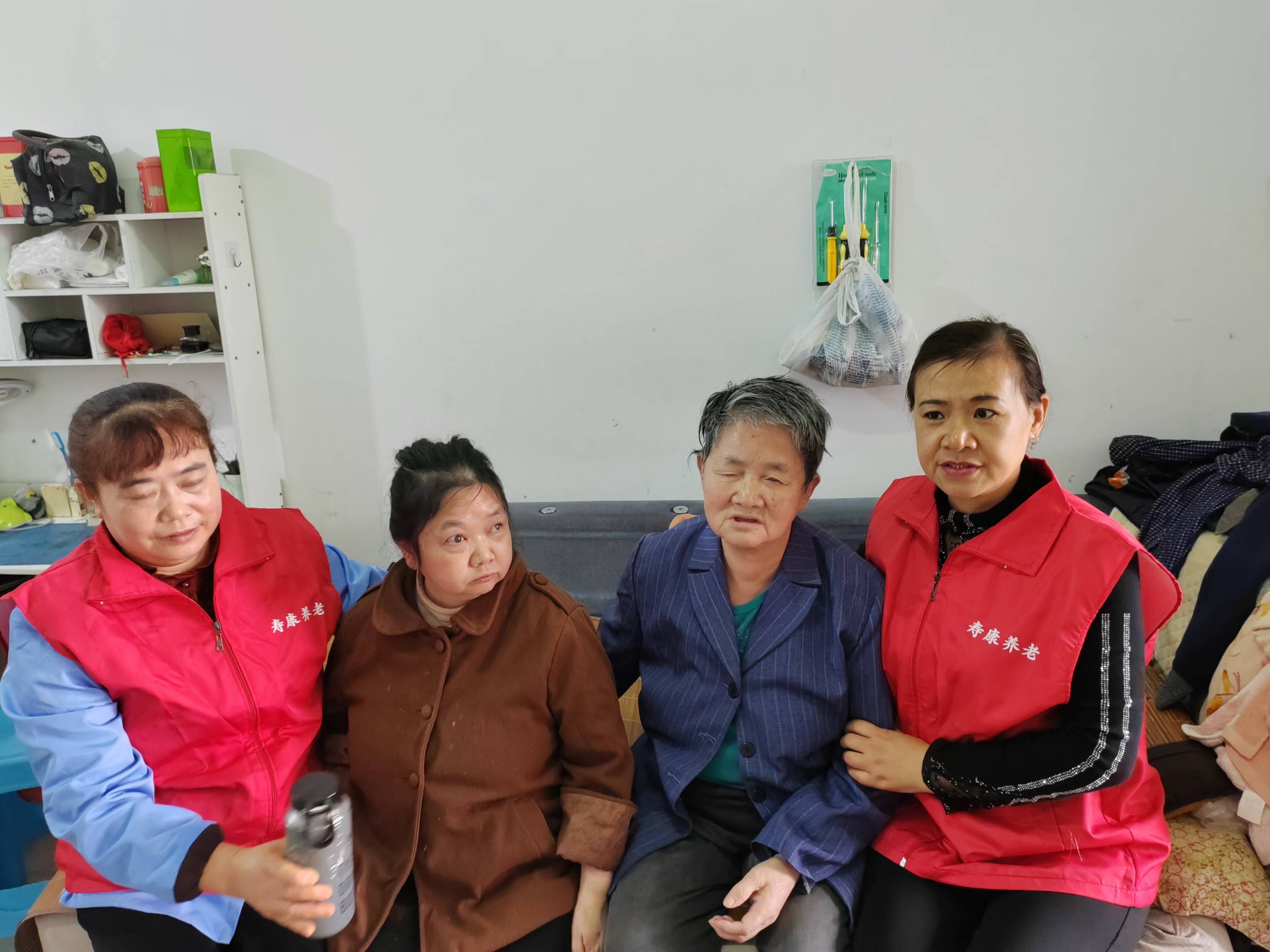 关爱失明老人，，，，，，转达温暖实力